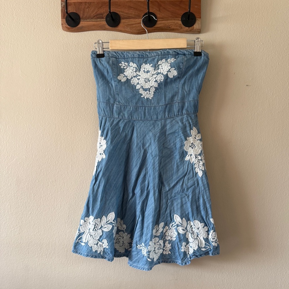 Abercrombie & Fitch Chambray Floral Embroidered Strapless Mini Dress size M